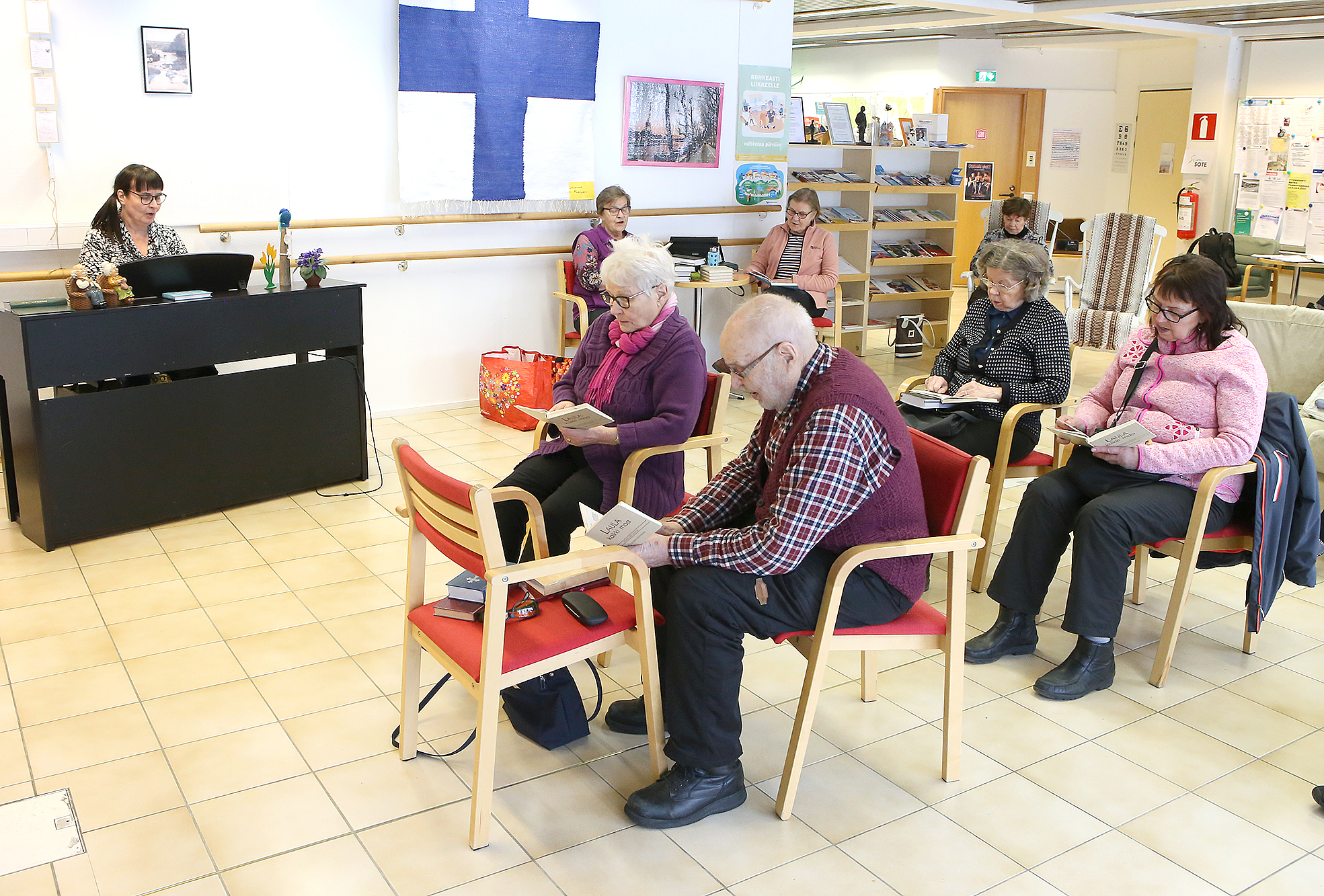 Laulutuokiot vetävät aina kävijöitä Ellinkulman tuoleille. Tällä kertaa seurakunnan kanttori Katri-Mari Huotari laulatti virsilauluja.