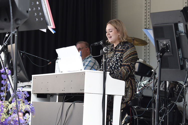 Vivi Korhonen esitti herkkiä tulkintoja kotimaisista pop-kappaleista.