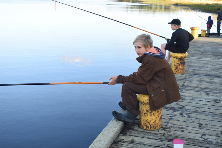 Jone Huttunen (edessä) ja Eelis Haukka odottavat pääsevänsä kalastamisen lisäksi retkeilemään 4H:n Eräkerhossa.