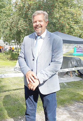 Koulutuskuntayhtymän johtaja, rehtori Esa Karvinen vieraili Juuassa Kivenveistofestivaaleilla ja oli tapahtuman suojelija.