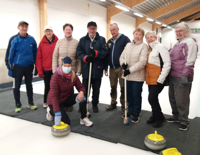 Etelä-Suomen Juuka-Seuran valiot valmistautumassa curling kisaan. Edessä valmentaja Virpi Palmen.