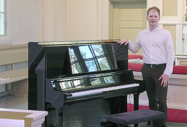 Pianisti Hannu Alasaarela esitti Bachin Goldberg-muunnelmat Juuan kirkossa.