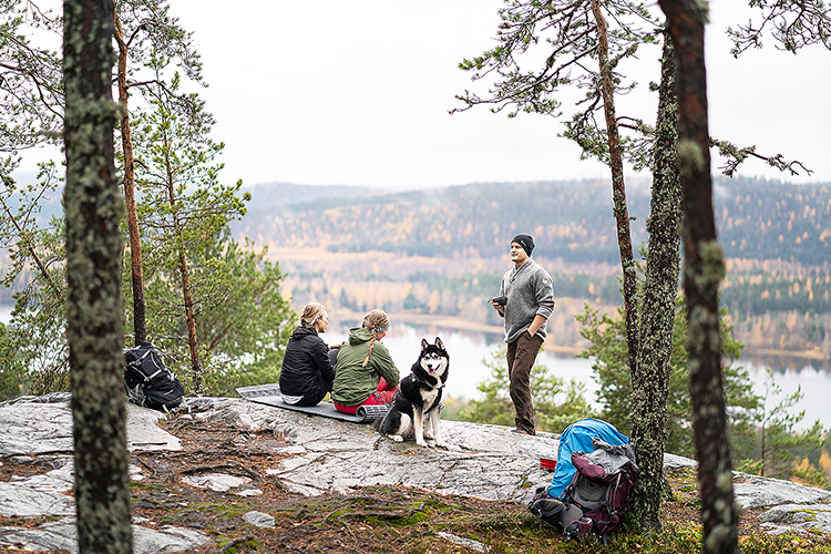 Moni syysretkeilijä suuntaa Herajärven kierrokselle ihailemaan Vesivaaralta avautuvaa maisemaa.