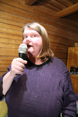 Stand up -kurssi Helsingissä viisi vuotta sitten merkitsi Hanna Kurville pysyvänoloista olotilaa huumoriesitysten maailmassa.