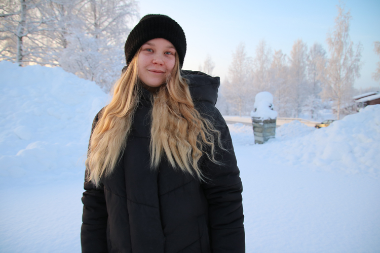 Hanna Toivanen opiskelee kätilöksi Tampereella. Koulutukseen sisältyy harjoittelua valitussa hoitopaikassa, tässä tapauksessa Juuan Tetrituvalla. Viime kesänä Hanna palasi Ranskasta, jossa toimi au pairina viisihenkisessä lapsiperheessä.
