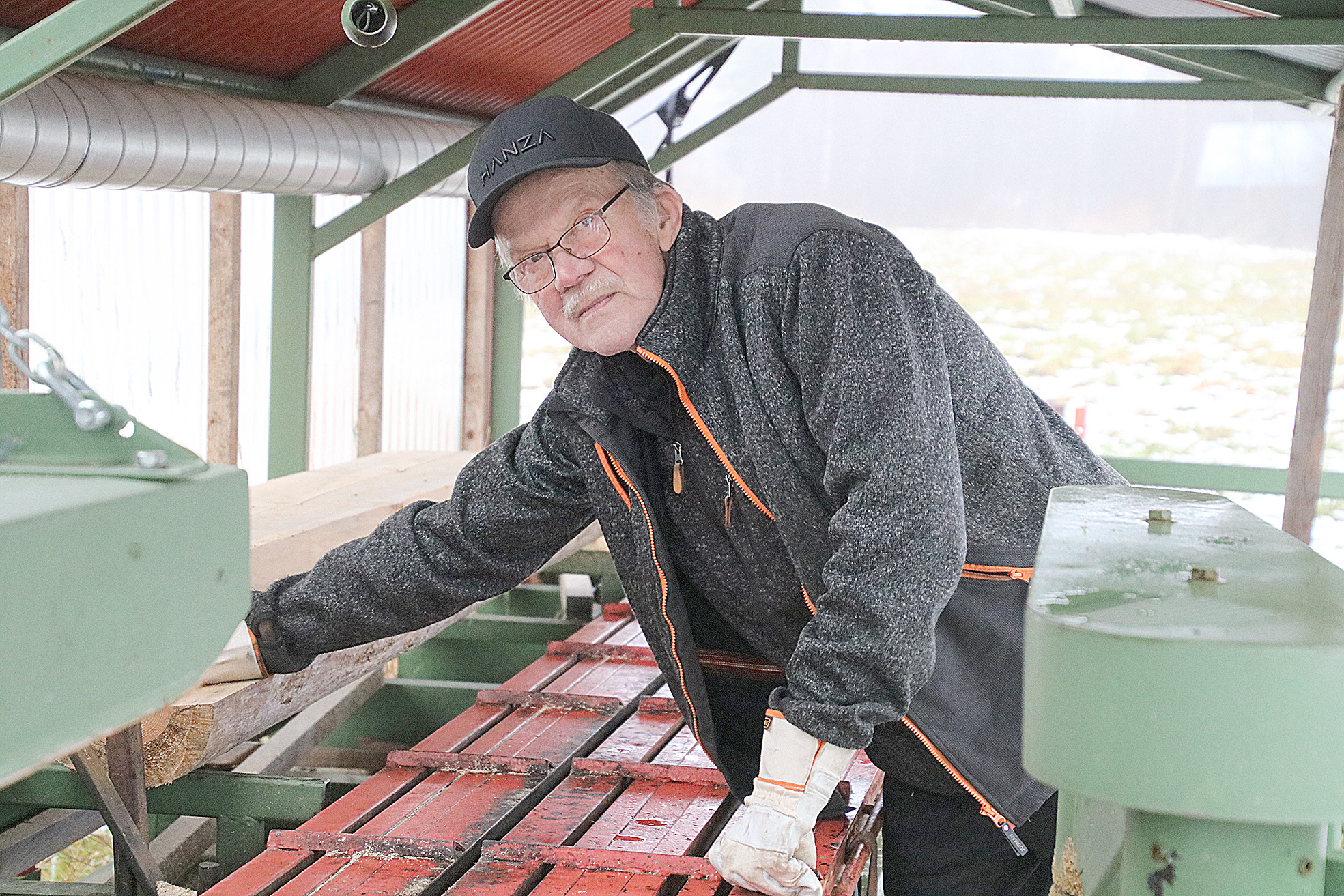 Hannu Hyttisellä on sirkkelilinja lähinnä omille puille. Tukista tulee halutun paksuista ja pituista hirttä, lankkua tai lautaa.