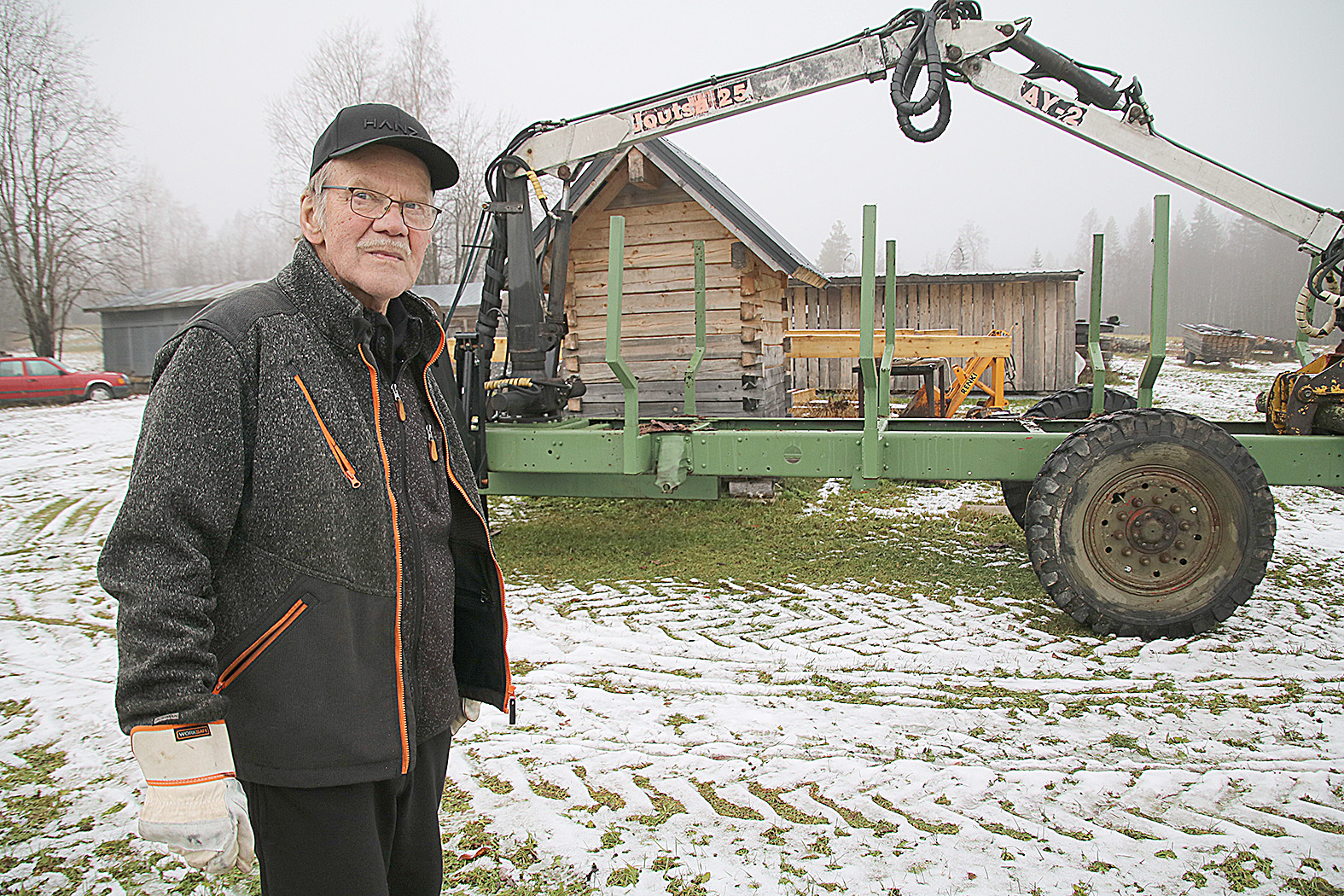 Metsässä kaadetut ja karsitut puut Hannu Hyttinen noukkii itse tekemällään kuormaajanosturilla, jossa on kuorma-auton runko.