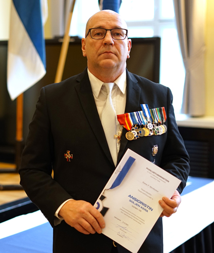 Hannu P. Martikainen palkittiin itsenäisyyspäivän huomionosoituksena Reserviläisliiton ansioristillä. Kuva Reserviläisliitto