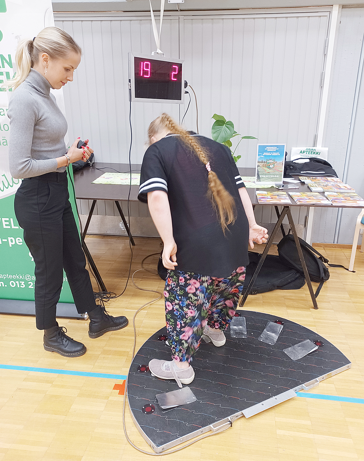 Heidi Hyykky testasi Selma Heikkisen reaktionopeutta Juuan Apteekin pisteellä.