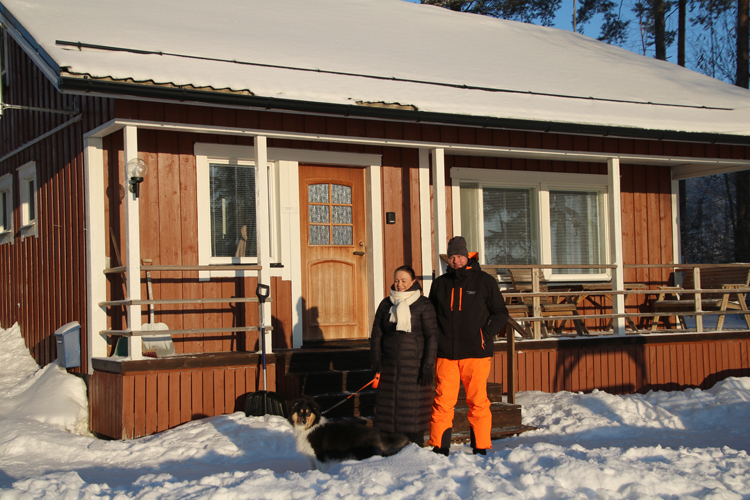 Jaana ja Esa Ingraeus ovat olleet neljättä kertaa viettämässä talvilomaa Kolin Hattusaaressa. Tällä kertaa mukaan otettiin koirakin, neljän kuukauden ikäinen Eetu.