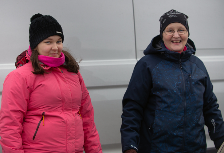 Saara ja Heidi Aholainen olivat tyytyväisiä lennätyskokemukseen.