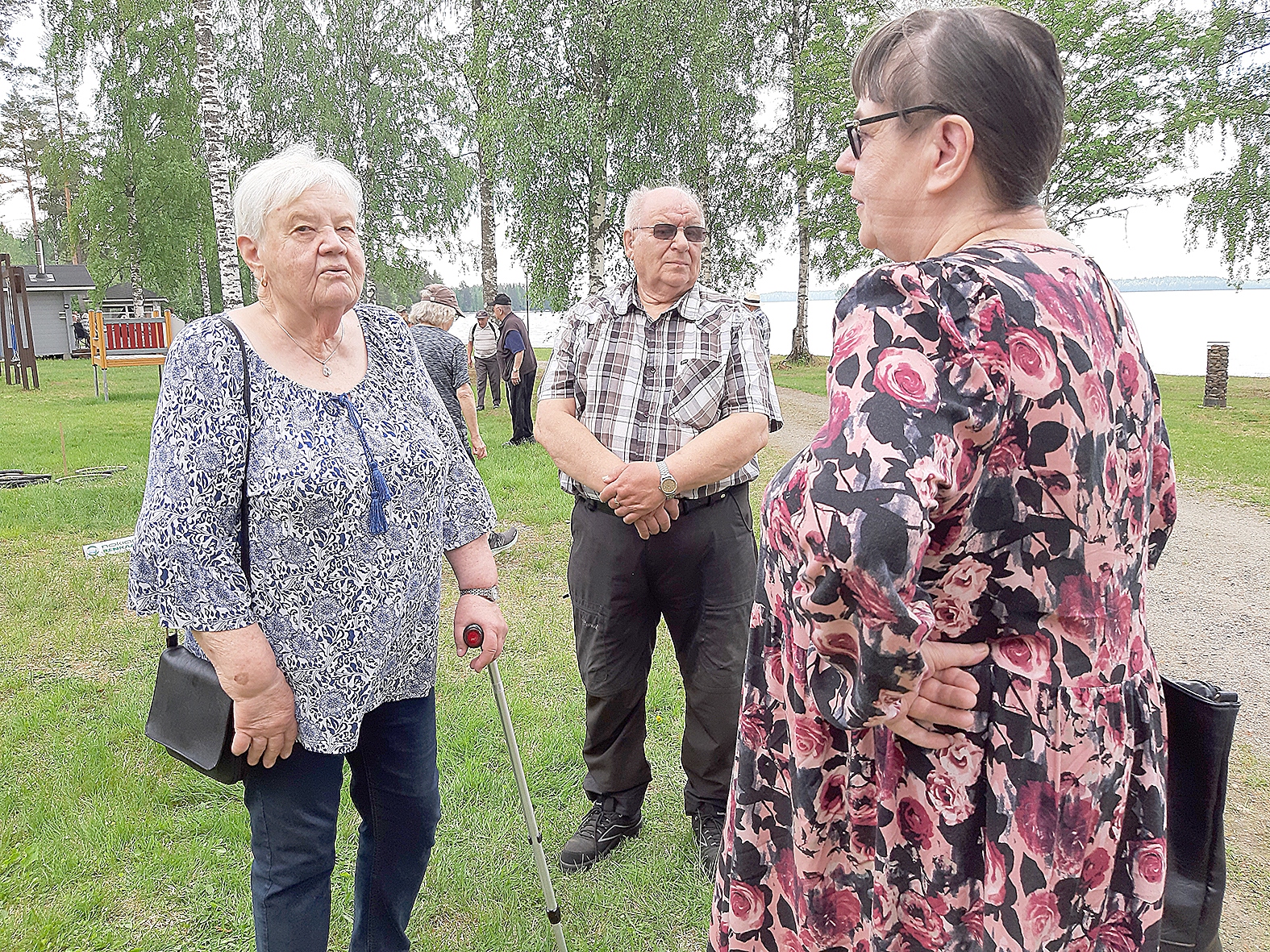 Helli Varis (vas.), Jouni Kallinen ja Sisko Saarelainen virkistyspäivän tunnelmissa Kontiolahdella.