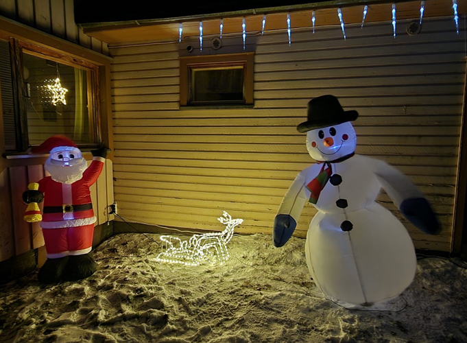 Pukki ja lumiukkokin tervehtivät taloon tulijaa.
