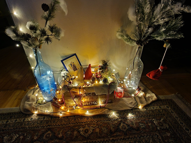 Sopivalla valaistuksella lattiatasossa oleviin koristeisiin saadaan myös luotua juhlavuutta.