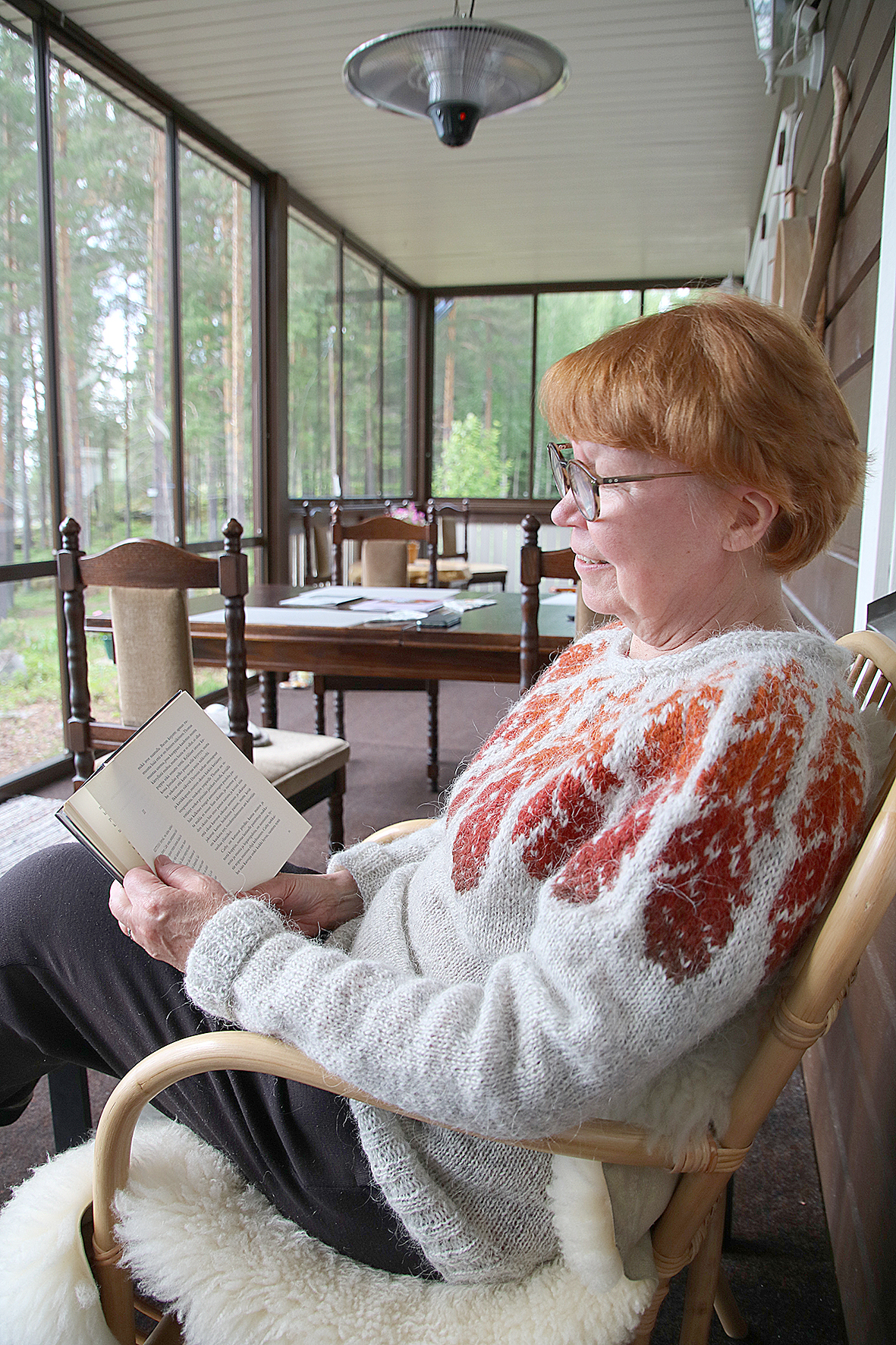 Honkasaaren mökillä Anne Weltnerille on kaksi paikkaa punaiselle matolle. Toinen on lasitetun parvekkeen nojatuoli, toinen rantalaiturilla.