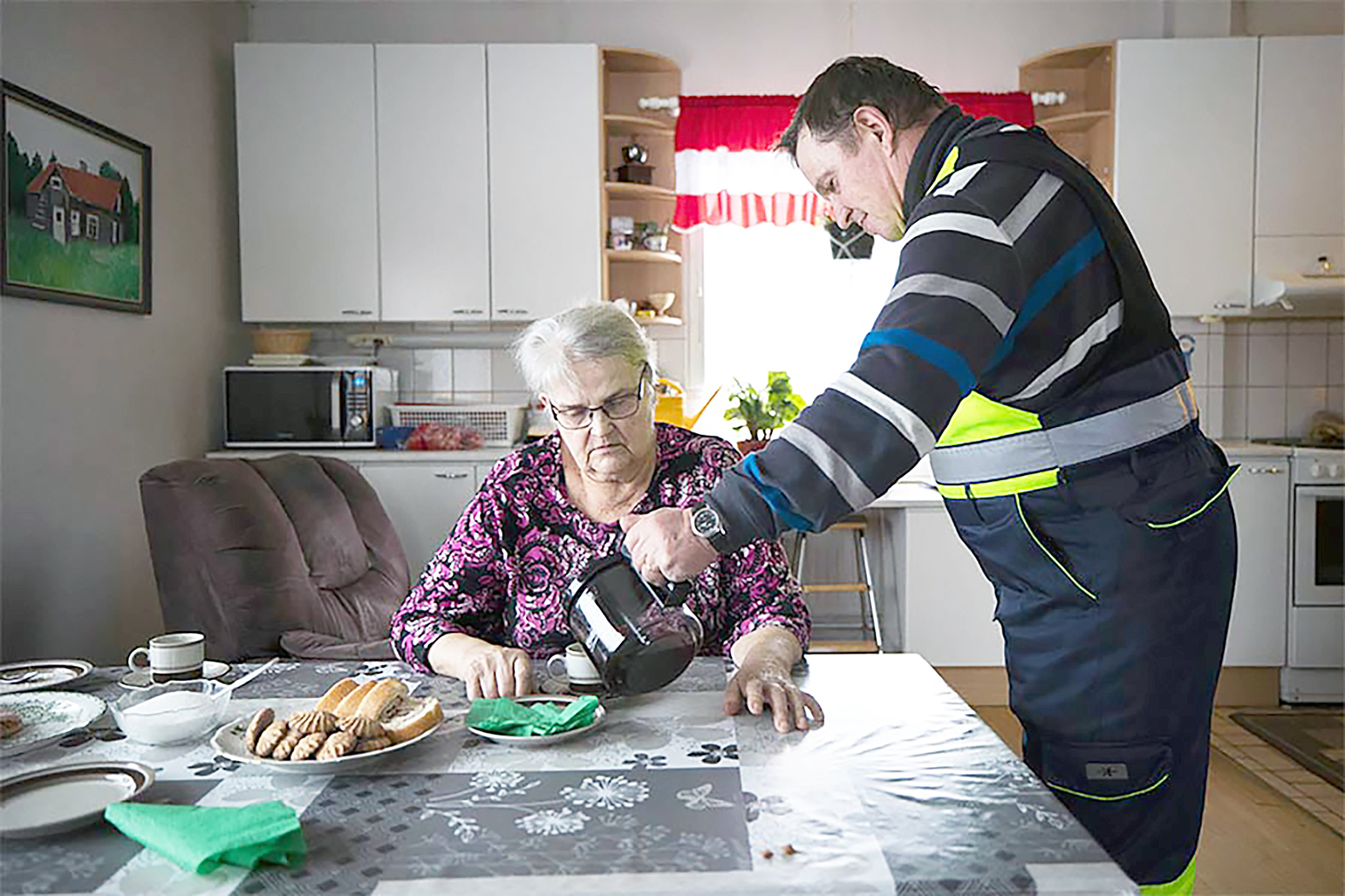 Hopeinen Koivu lopettaa toimintansa. Riitta Yletyinen keitti tauolla kyläavustaja Ate Tuonoselle kahvit. Kuva Hopeinen Koivu