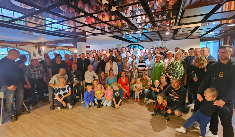 Lähes sata Huuhtasen suvun edustajaa, joukossa myös ystäväjoukkoa, vietti yhteistä aikaa ravintola Karkussa heinäkuussa. Kuva Hannu Huuhtanen