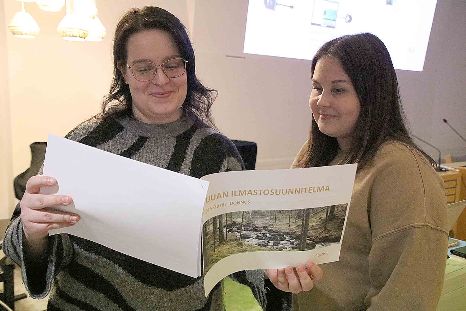 Kunnan ilmastosuunnitelman projektivastaava Sanni Kapanen (vas.) ja metsäasiantuntija Salla Ovaskainen iloitsevat, että Juuassa edetään ilmastoteoissa. Toki vielä on paljon tehtävää.