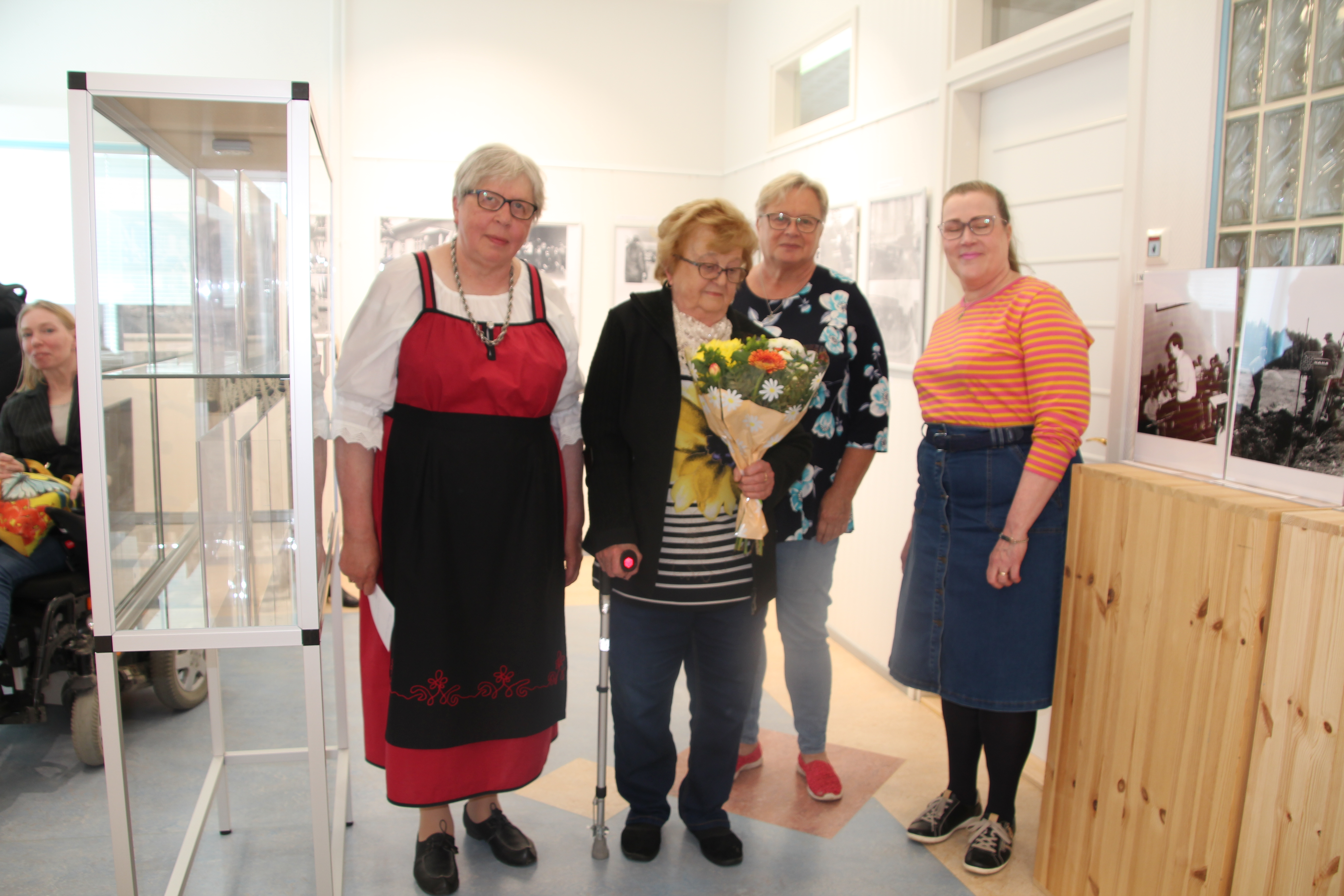 Eija Meriläinen, Irma Pääkkönen, Åhlberg ja Iina Aaltonen näyttelyn avajaisissa,