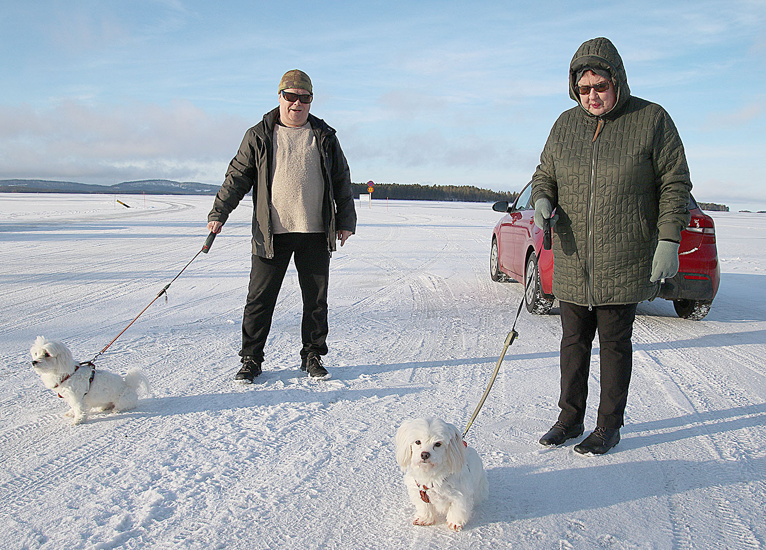 Vuonislahden rannalla jaloittelemassa olleet lieksalaiset Raili ja Hannu Jalovaara ajelevat vähintään kerran talvessa jäätiellä. Mukana ovat uskolliset ystävät Selma ja Santra.