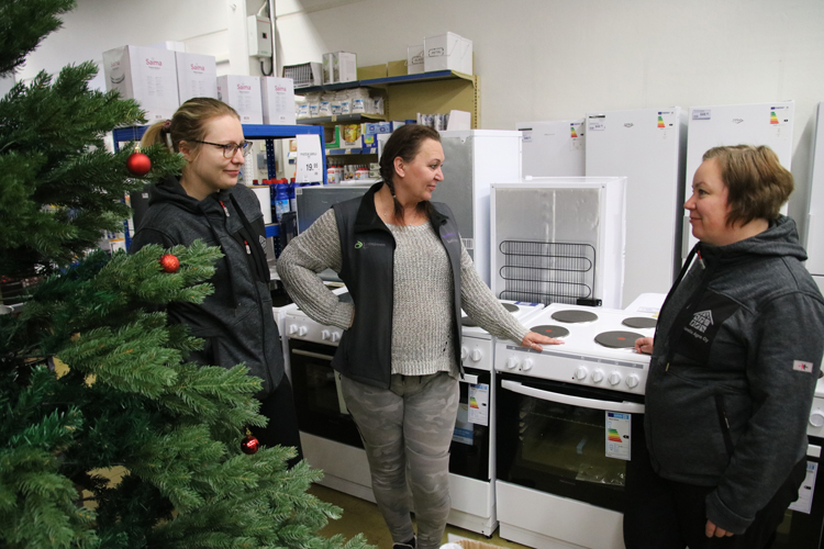 Karelia Agrossa myyjinä toimivat Katja Kahila (oik.), Heli Parkkonen ja Jenna Kuivalainen odottavat vilkasta joulukauppaa vaikkapa liesien kohdalla.