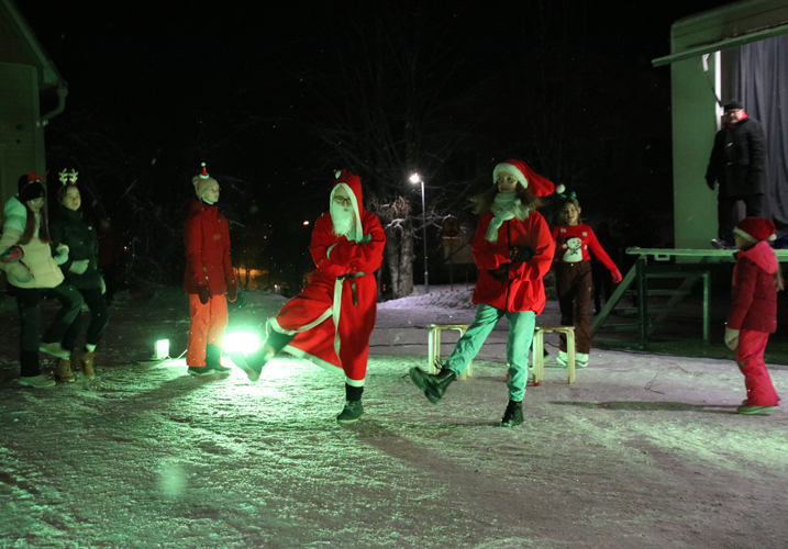 Pielisen 4H-yhdistyksen tanssikerhon esitykset toivat lisää jouluista tunnelmaa Huttulanaukiolla pidettyyn joulunavaukseen.
