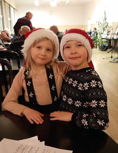 Suuri toivomus. Helmi Mutanen ja Miro Simonen viihtyivät Martonvaaran kyläyhdistyksen järjestämässä joulujuhlassa. Miro pitää peukkuja, jotta jouluna olisi rauha koko maailmassa.