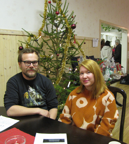Osana kyläyhteisöä. Reetta Tallgren ja Jarmo Seppä olivat ensimmäistä kertaa kylän yhteisessä joulujuhlassa ja viihtyivät siellä.