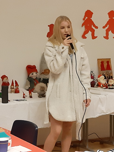 Aino Eronen lauloi kauniita joululauluja.