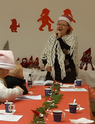 Helmi Kukkonen lauloi Tuikkikaa oi joulun tähtöset.