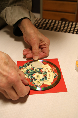 Cd-levyyn liimattavassa kortissa voi olla myös levyn yli meneviä ulokkeita, esimerkiksi kuva puun lehdestä, kunhan se rajautuu korttipohjan sisäpuolelle.