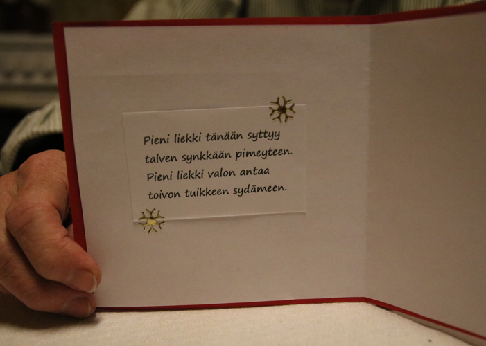 Kaksiosaisen joulukortin sisäsivulle Anita Heikkinen on liimannut jouluun sopivan värssyn.