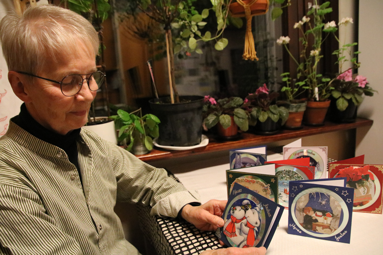 Anita Heikkinen huomioi aina, että joulukortin kuva on sävy sävyyn korttipohjan kanssa.
