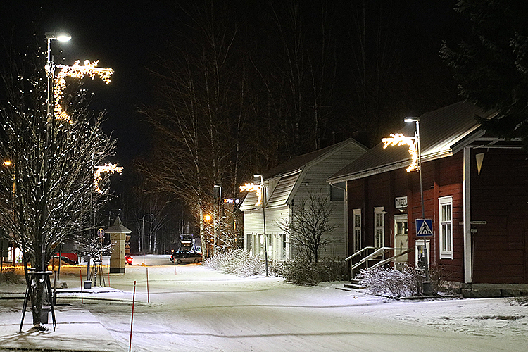 Luminen Puu-Juuka jouluvaloineen kutsuu juukalaisia perjantai-iltana joulunavaukseen.