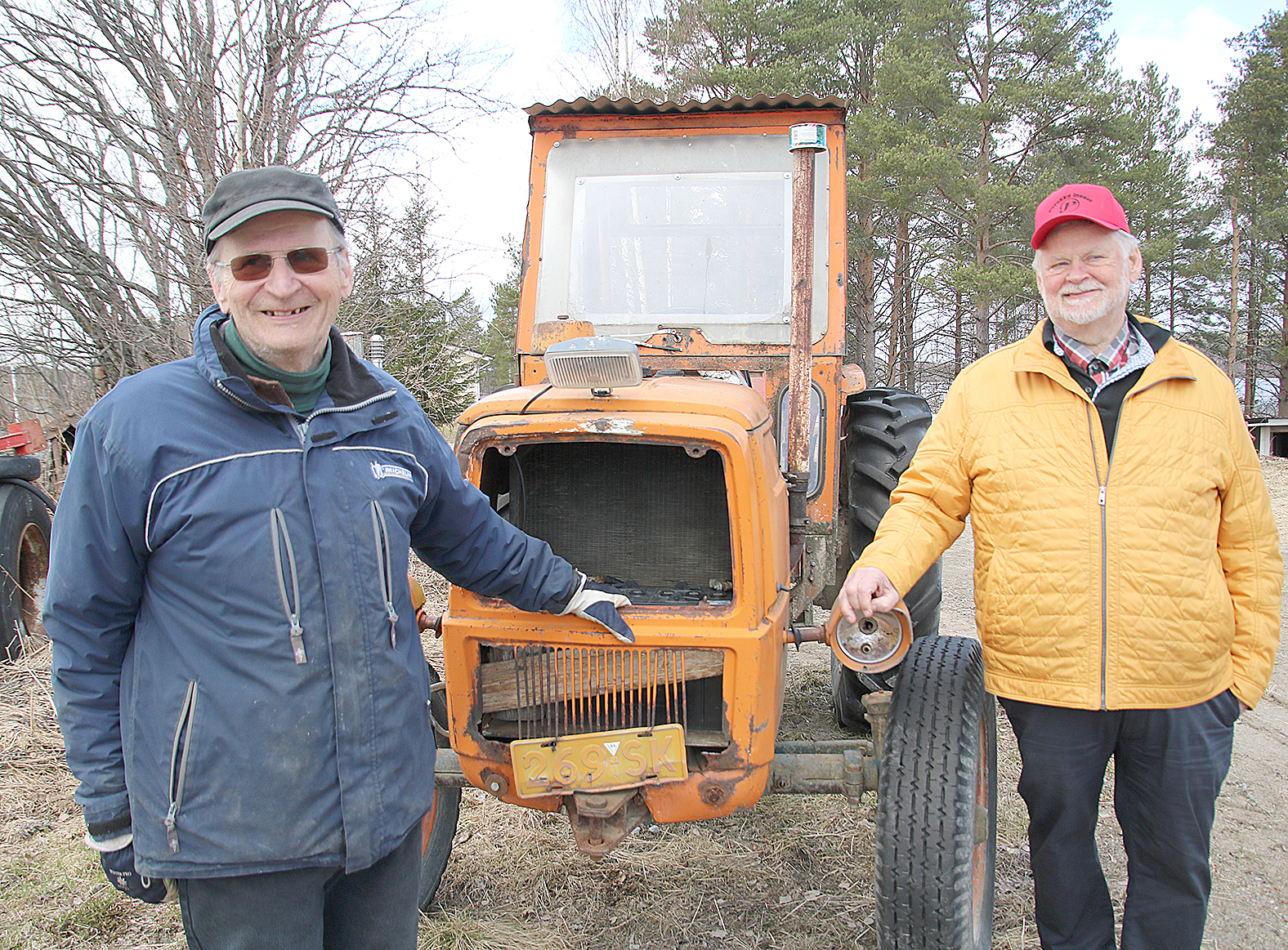 Vuonna 1968 hankitulla Fiatilla veljekset Mikko (vas.) ja Jouni Porokka ajoivat nuorina miehinä puita metsäyhtiöiden metsistä.
