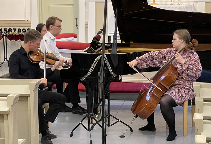 Perinteistäkin perinteisempää kamarimusiikkia kuultiin perjantai-illan konsertissa, kun Onni Kunnola, Leevi Lipponen ja Mirella Pietikäinen esittivät Debussyn Pianotrion.