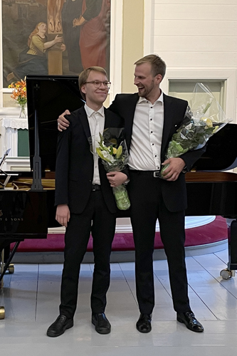 Festivaalin päättäneessä konsertissa kuultiin Henri Tikkasen (oik.) voimallisia tulkintoja pääasiassa suomalaisen liedmusiikin klassikoista. Säestyksestä vastasi Leevi Lipponen.