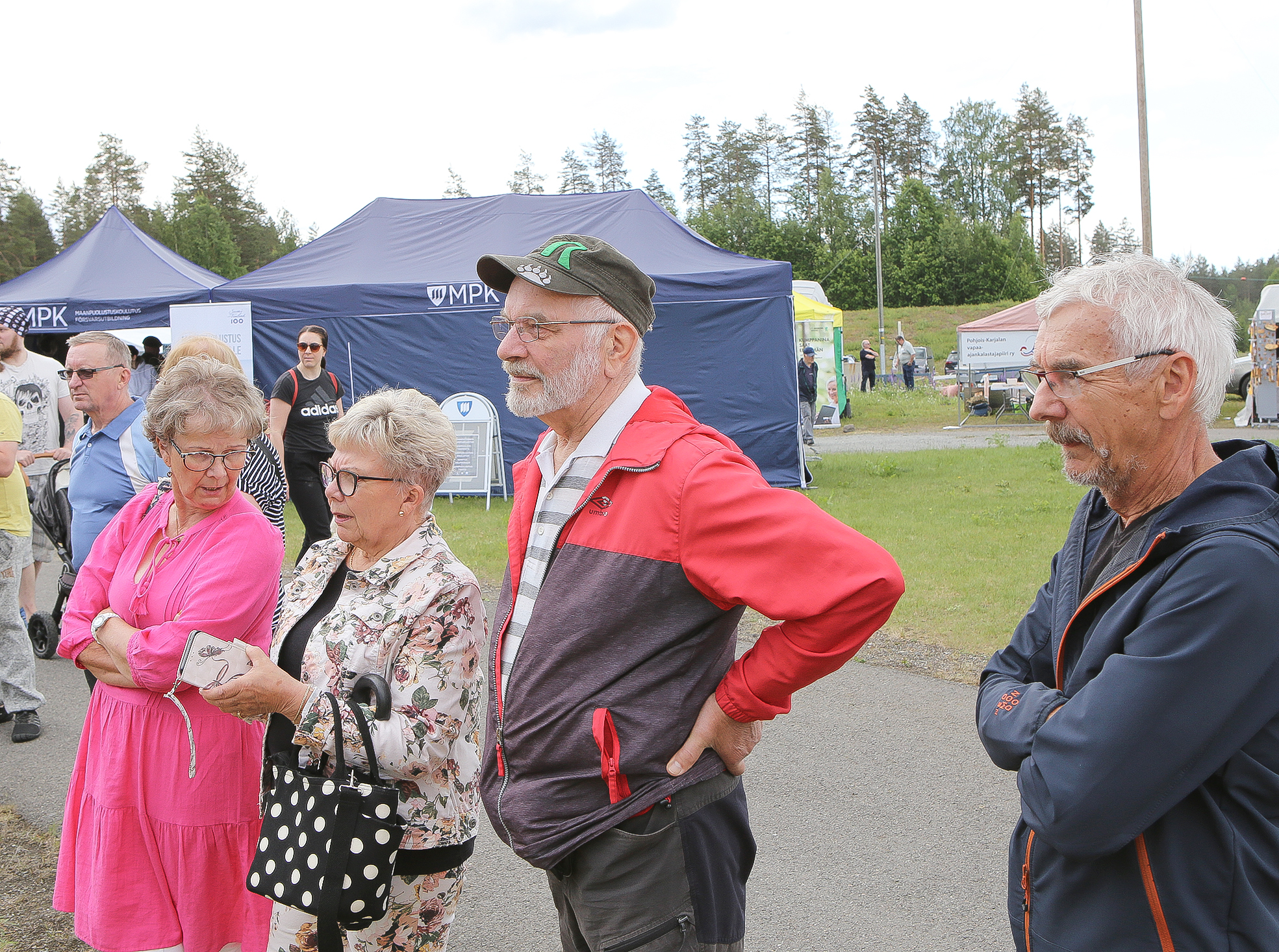 Seija Repo, Tarja Tolvanen, Risto Saastamoinen ja Kari Repo olivat odottavalla kannalla, mitä messut antavat. Ehkä lahjoja tuliaisiksi.