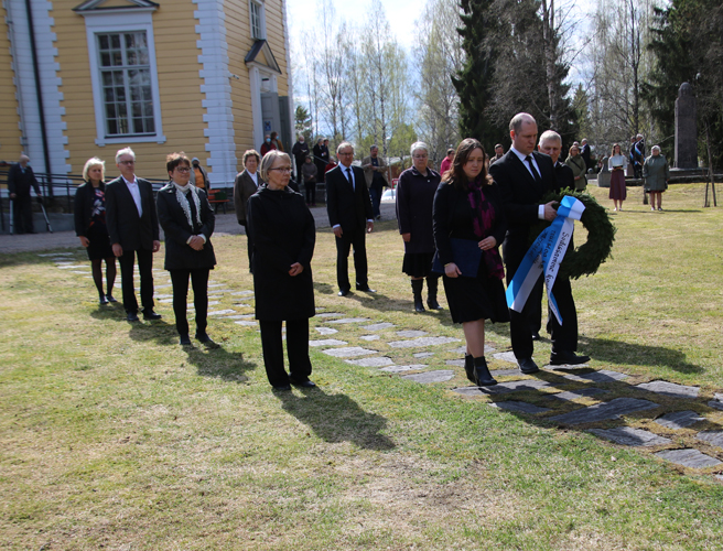 Juuan kunnanjohtaja Henri Tanskanen ja Eveliina Tanskanen kulkivat yleisöstä muodostettua kunniakujaa pitkin laskeakseen kaatuneitten muistopäivän seppeleen.
