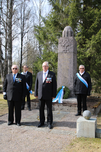 Vapaussodan muistomerkille seppeleen laskivat Jouni Kallinen (vas.) ja Risto Alanko. Kunniavartiossa seisoivat Arvi Martikainen (oik.) ja Pertti Halonen.