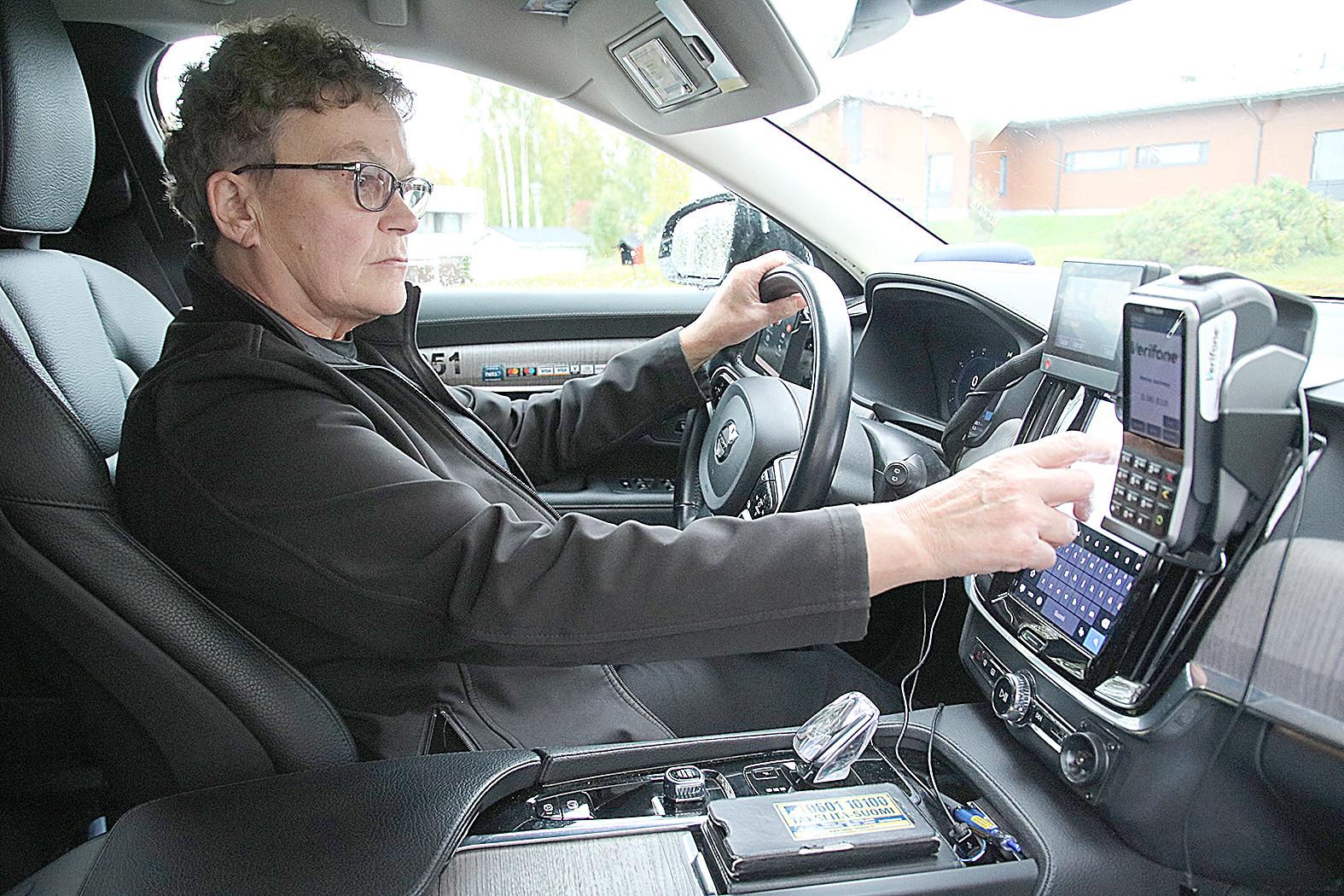 Jos olisi 10 vuotta nuorempi, Kaisu Laitinen investoisi sähköautoon tai hybridiin. Nyt hän aikoo ajaa taksikyytejä diesel-Volvollaan vielä ehkä muutaman vuoden.