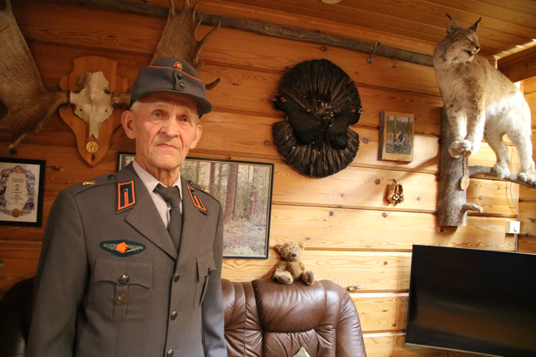 Marraskuussa 80 vuotta täyttänyt Kalle Martikainen jäi eläkkeelle rajavartijan tehtävistä 30 vuotta sitten. Edelleen vanha palvelusasu tuntuu istuvan kuin ennen ikään.