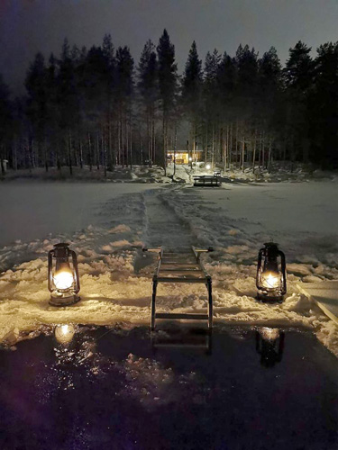 Kankaan tilan rannasta löytyy valaistu avanto. Kuva Sannamari Kangas