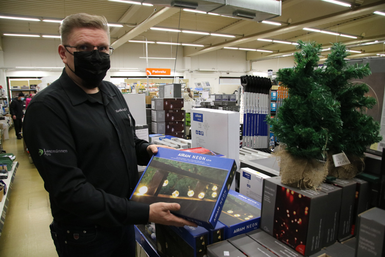 Karelia Agro Oy:n toimitusjohtaja, kauppias Asko Hiltunen sanoo, että joulun alla varma menekkituote ovat aina olleet erilaiset valosarjat.