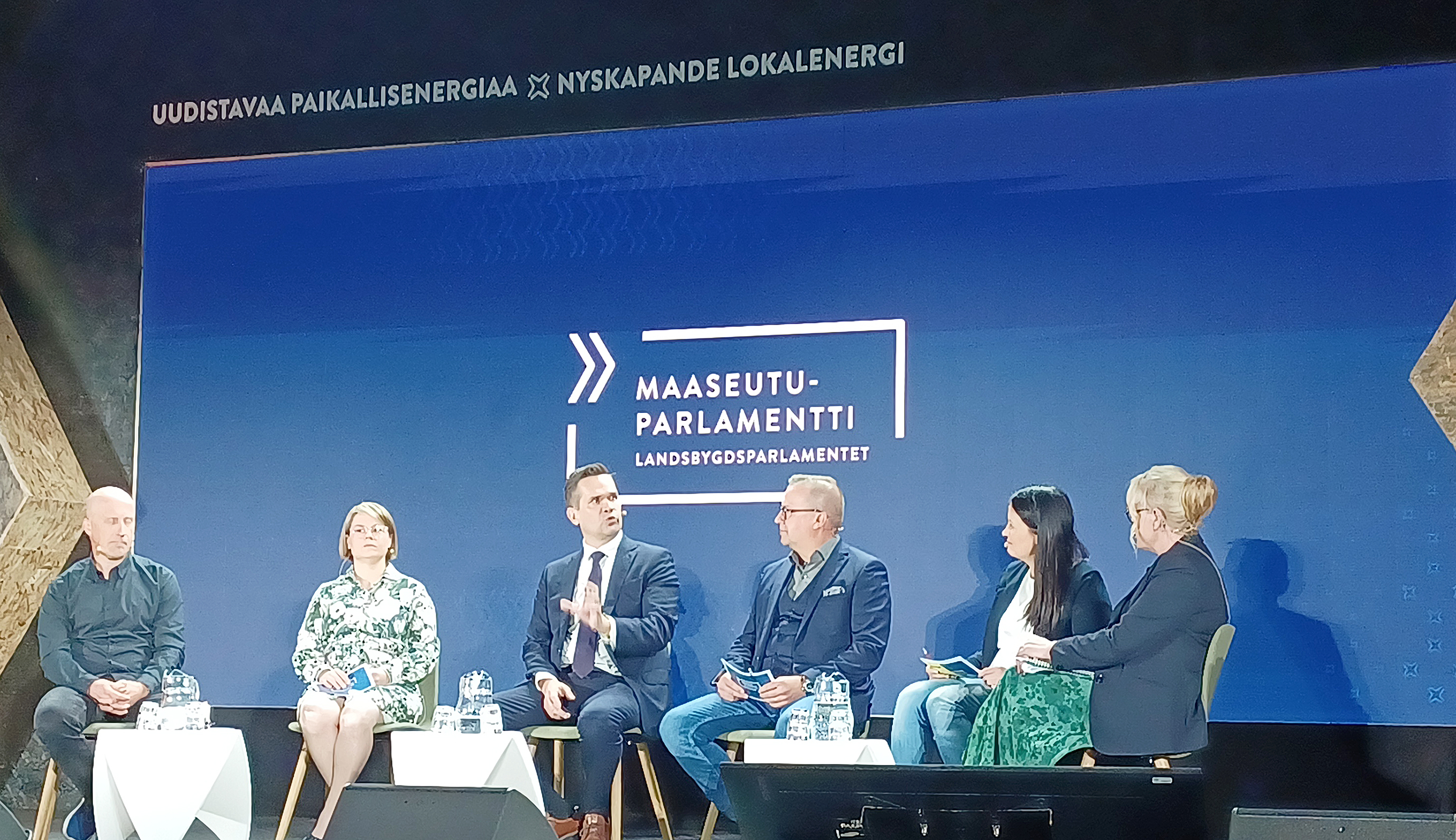 Keskustelussa Jouni Ponnikas, Hanne Hurskainen, Mika Aaltola, Jyrki Utriainen ja Taina Paananen.  