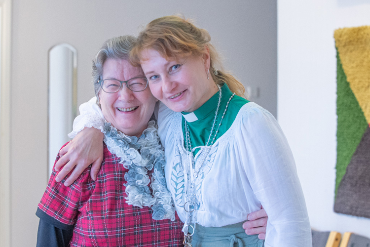 Liisa Tanskaselle (vas.) lähetystyön taustajoukoissa oleminen on sydämen asia. Myös seurakunnan diakoniatyössä on mukana vapaaehtoisia, joiden yhteyshenkilönä toimii diakonissa Päivi Koponen.