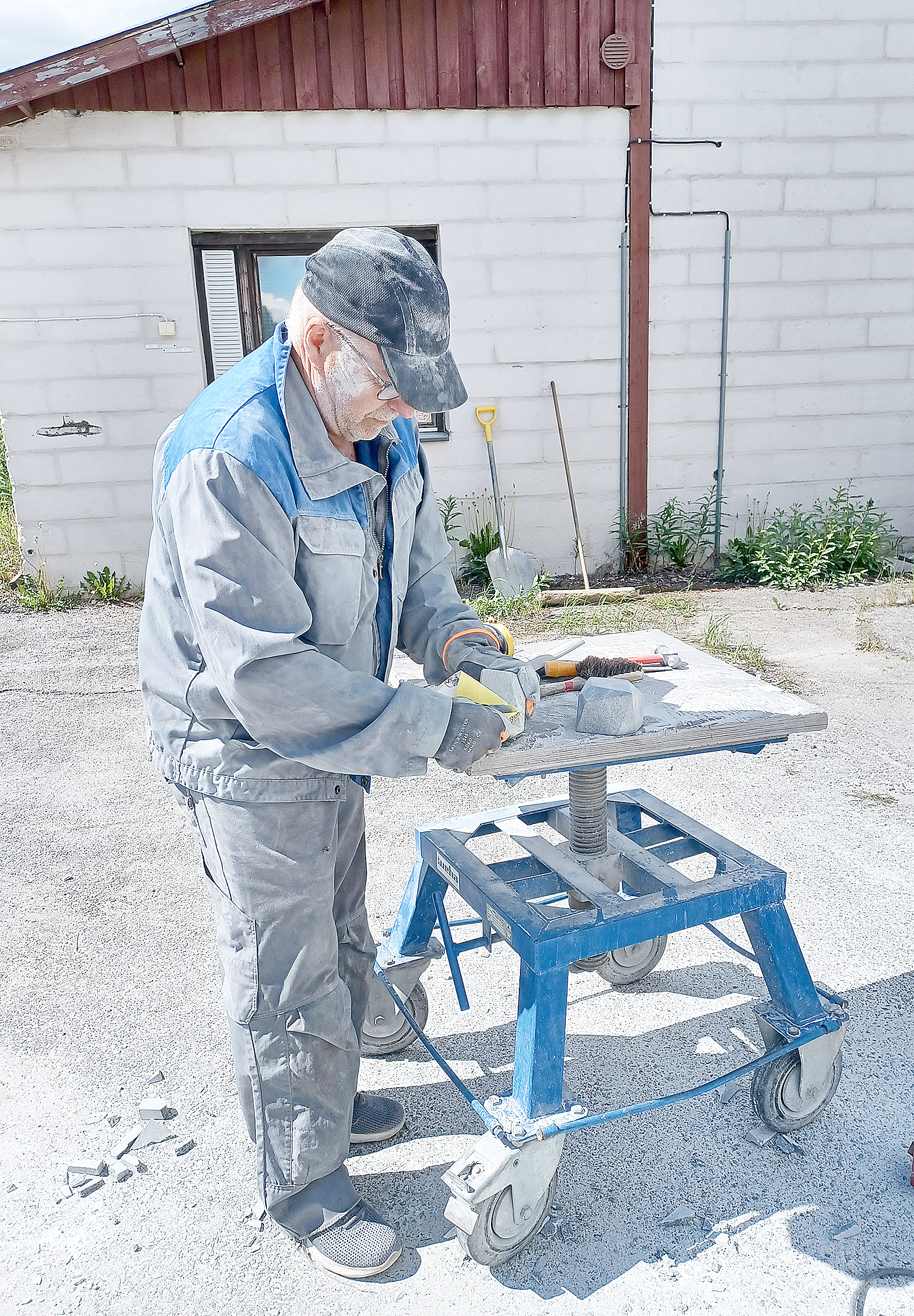 Juha Mustonen viimeisteli pienempiä töitään hiekkapaperilla.