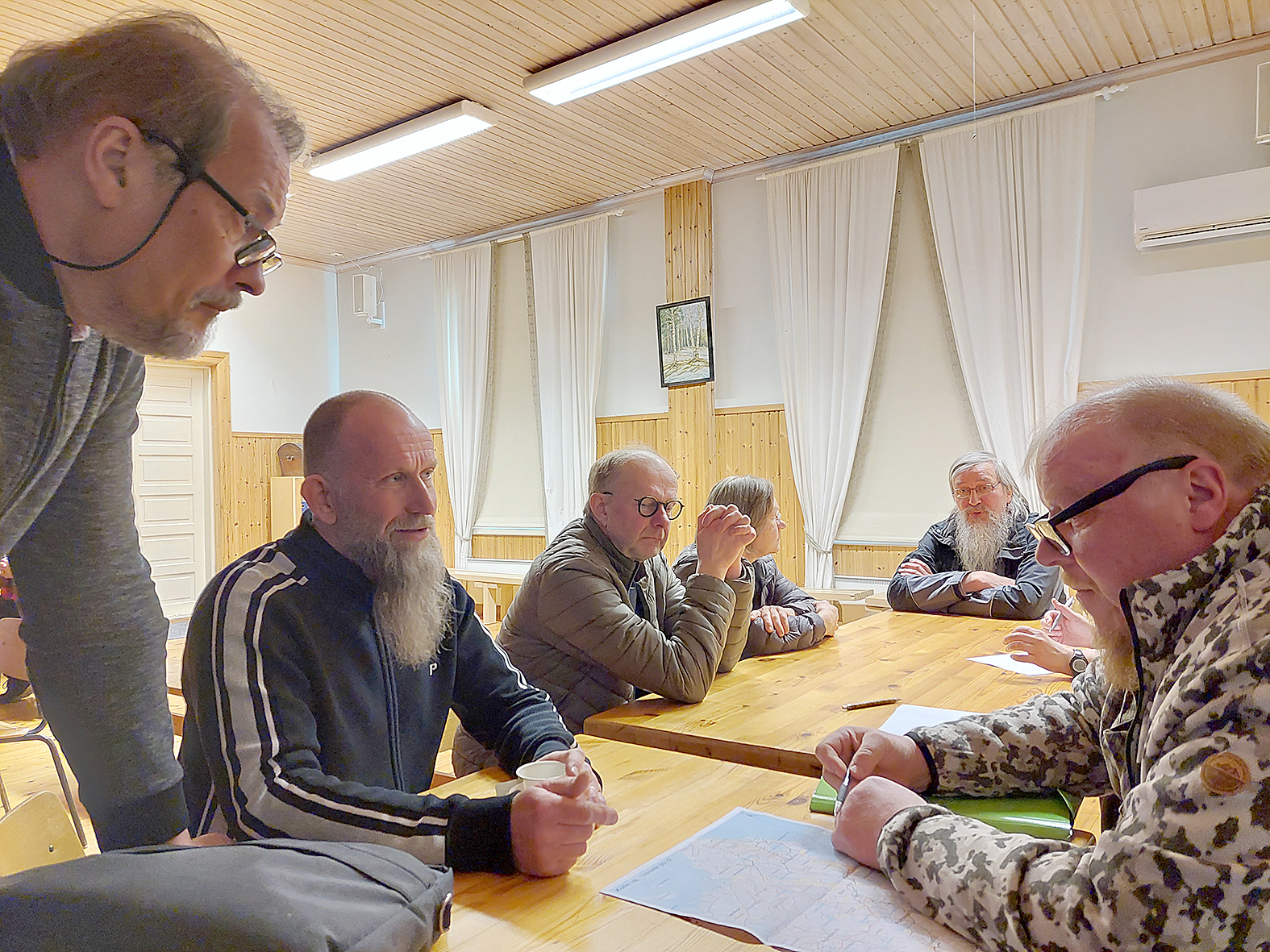 Lieksan kaupungin edustajana retkityöryhmässä sivistysjohtaja Arto Sihvonen (vas.) kuuli maanomistajien näkemyksiä reitistöistä, Kimmo Kiviluoto, Jukka Korhonen, Riitta Puhakka-Korhonen, Ilkka Tolvanen ja Jari Räsänen.