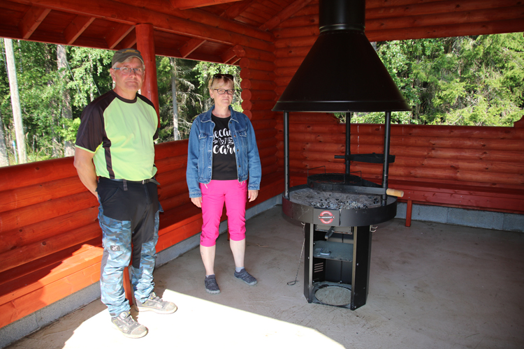 Eero ja Pirjo Timonen ovat tyytyväisiä heinäkuun alussa virallisesti avattuun Kolin grillikatokseen, jota koululaiset testasivat jo viime keväänä.