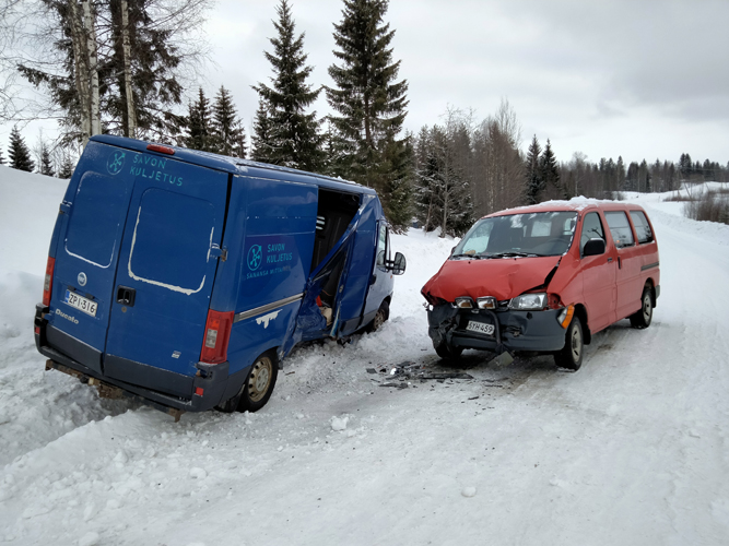Viime maanantaiaamuna kaksi pakettiautoa kolaroi rajusti liukkaalla Kolintiellä.